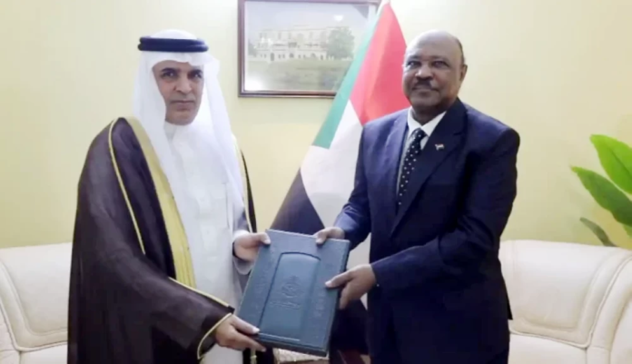 السفير السعودي في السودان يقدم أوراق اعتماده لوزير الخارجية