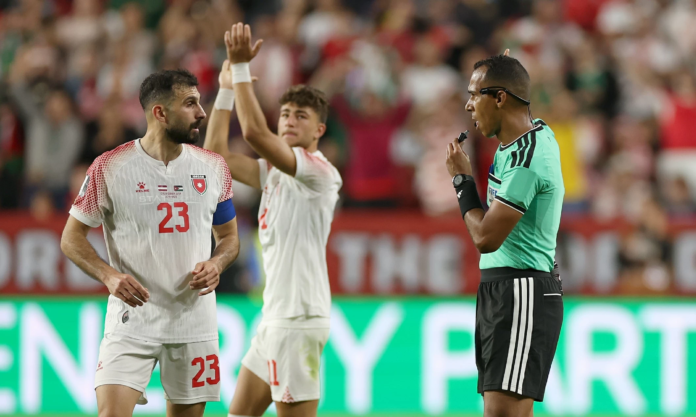 تقنية VAR في كأس العالم: هل حققت العدالة أم قتلت المتعة؟