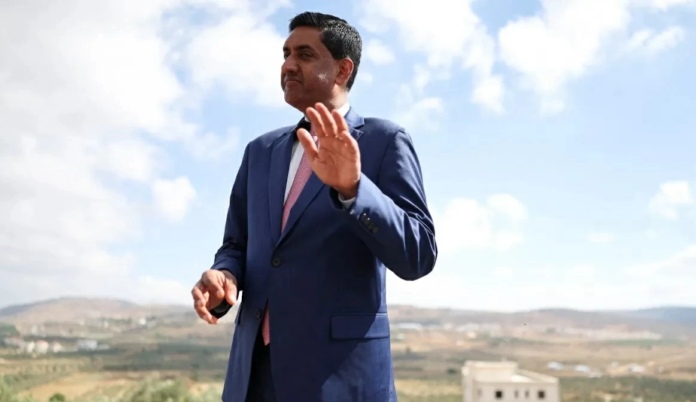 تفاصيل احتجاز برلماني أمريكي بالضفة الغربية وتداعياته