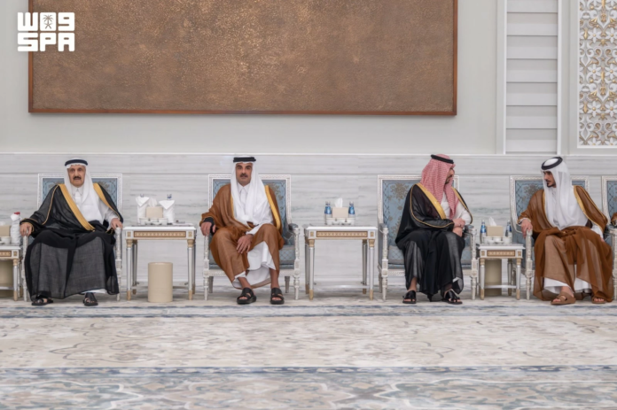 تعازي القيادة السعودية لأمير قطر ينقلها منصور بن متعب