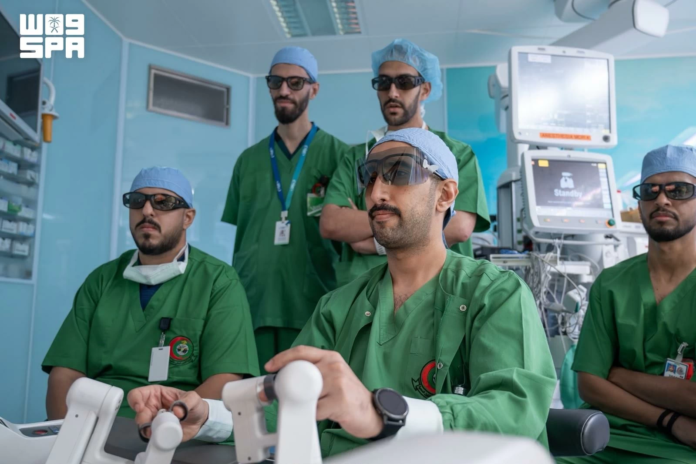 نجاح أول جراحة روبوتية عن بعد في السعودية: إنجاز طبي تاريخي