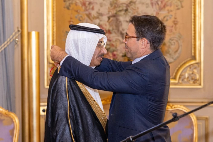 السفير السعودي بفرنسا يتقلد وسام جوقة الشرف الوطني