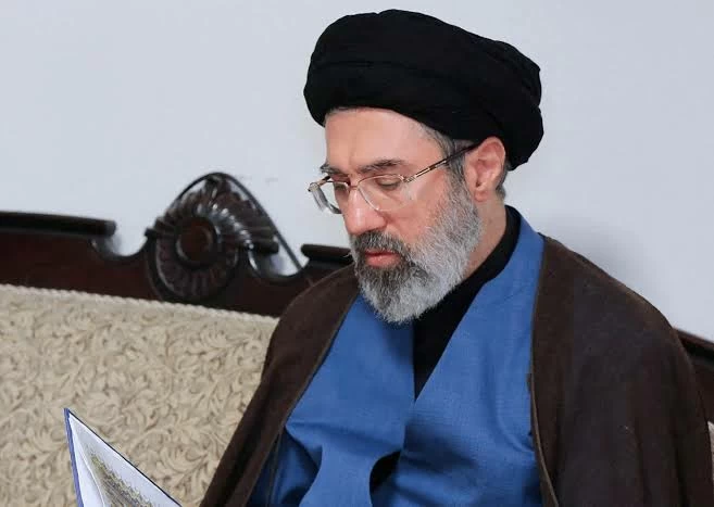 الرئيس الإيراني يكشف كواليس التواصل مع مجتبى خامنئي