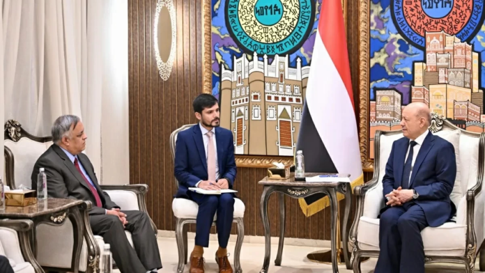 أمن البحر الأحمر: العليمي يحذر من تهديدات الحوثيين للملاحة