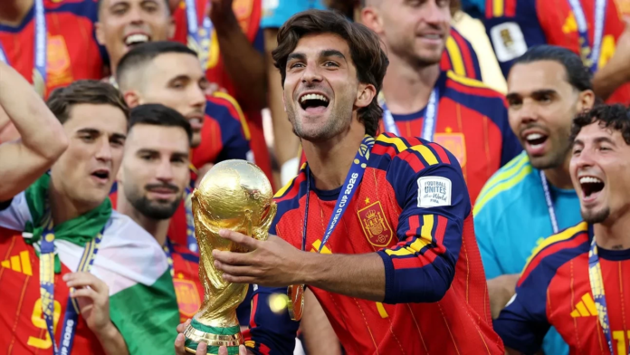مستقبل فيران توريس: ريال مدريد وسان جيرمان يترقبان