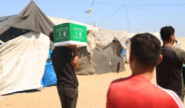 مركز الملك سلمان للإغاثة يوزع مساعدات غذائية بخان يونس
