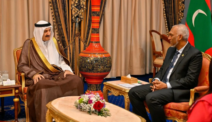 رئيس جمهورية المالديف يستقبل الأمير منصور بن متعب بماليه