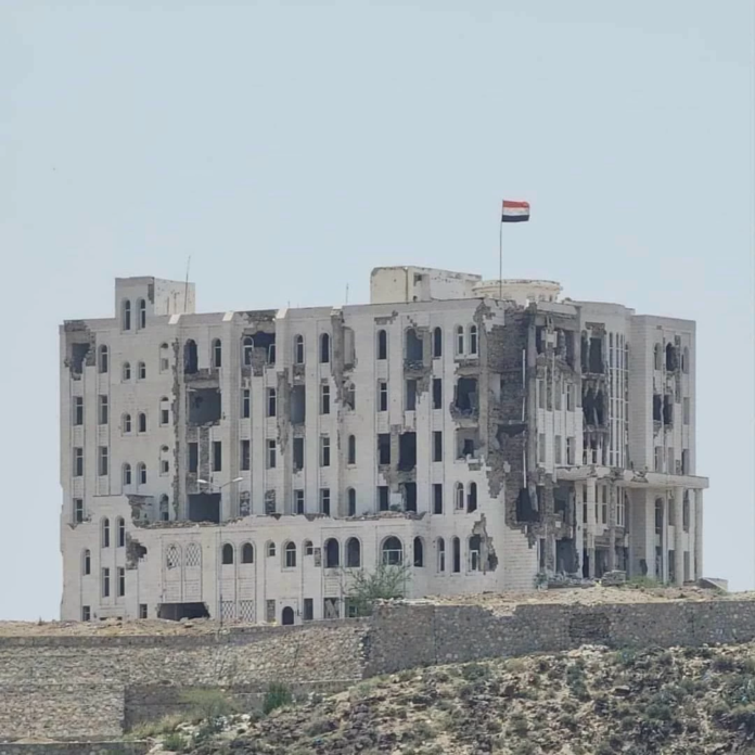 وزير العدل اليمني يدين استهداف المجمع القضائي بتعز