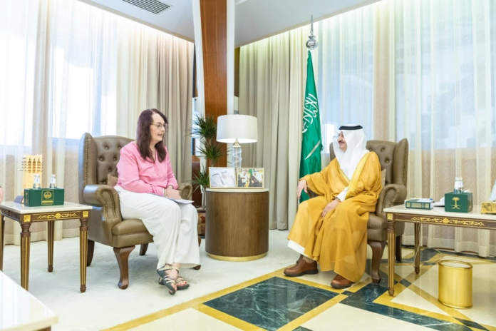 أمير الشرقية يستقبل القائم بالأعمال الأمريكي بالمنطقة