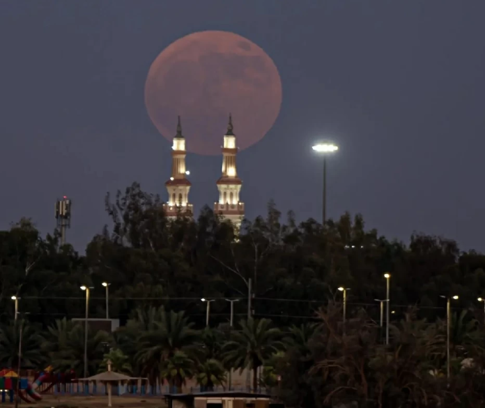 بدر يوليو يزين سماء الحدود الشمالية في مشهد فلكي بديع