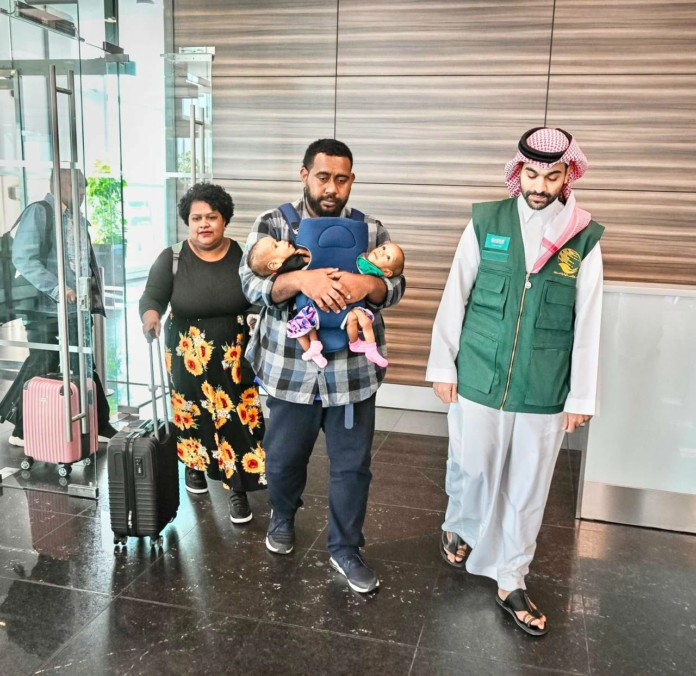 وصول التوأم الملتصق الفيجي إلى الرياض لعملية الفصل