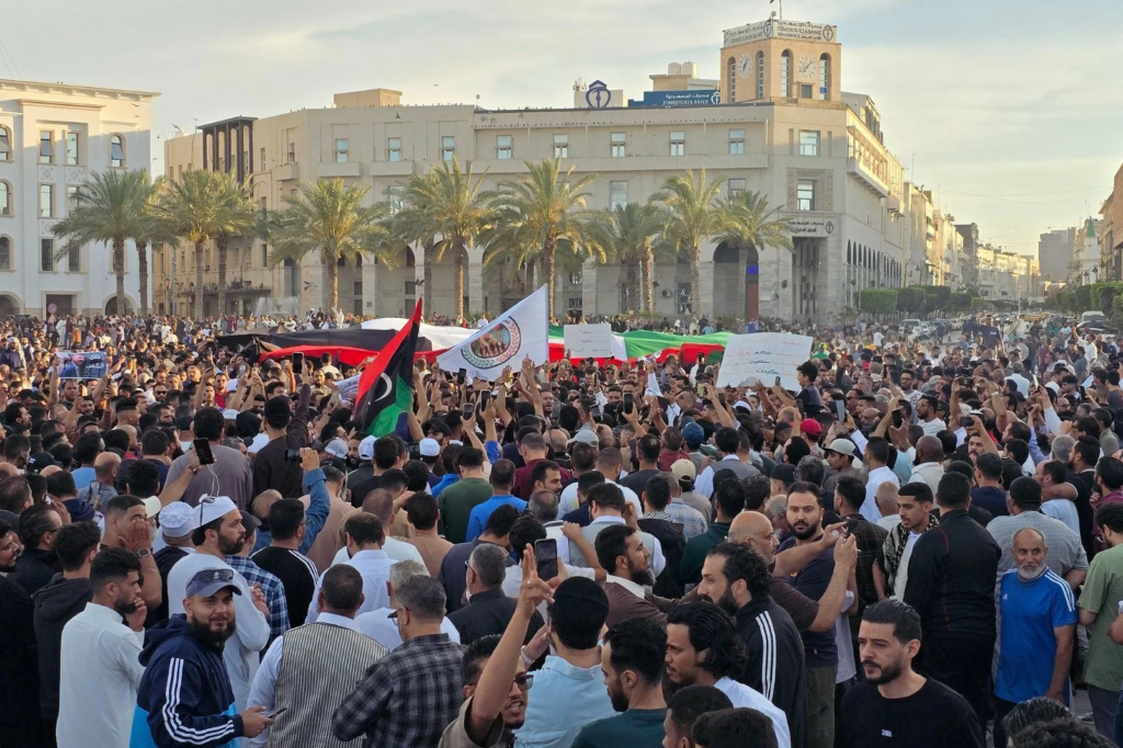احتجاجات طرابلس تتصاعد وتغلق مقري الرئاسي ومجلس النواب