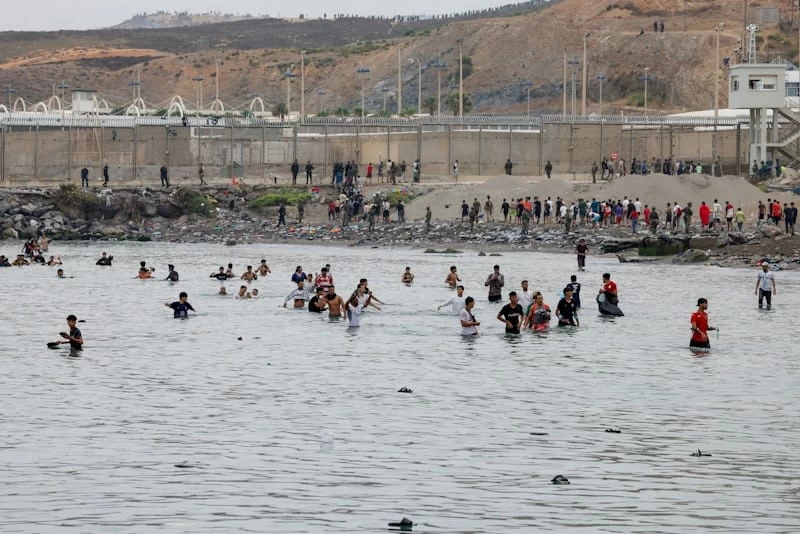 أزمة الهجرة في سبتة: سانشيز يتعهد بحماية الحدود الإسبانية