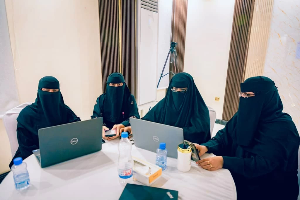 التمكين الرقمي للمعلم اليمني: مبادرة سعودية رائدة