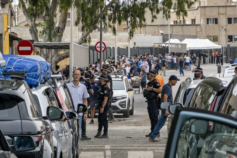 أزمة الهجرة في سبتة: إسبانيا تبني حاجزاً مائياً بعد فاجعة الـ67