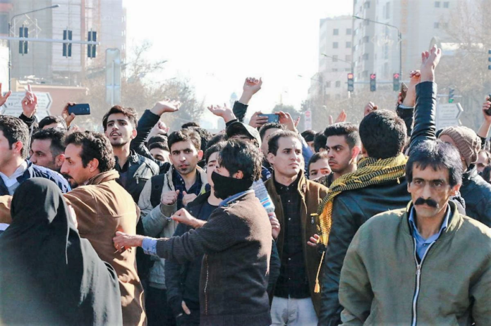 الانهيار الاقتصادي في إيران: هل تقترب طهران من الانفجار؟
