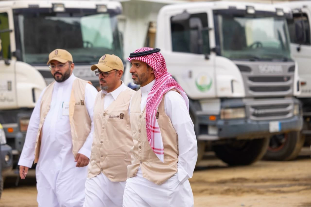 أمين عسير يتابع جهود إخماد حريق تنومة ميدانياً