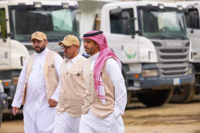 أمين عسير يتابع جهود إخماد حريق تنومة ميدانياً