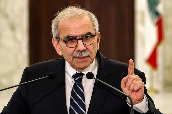 نواف سلام يهاجم نعيم قاسم: من غامر بلبنان لا يحاضر بالسيادة