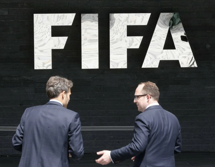 يويفا يوجه إنذاراً قانونياً لـ 18 من مسؤولي الفيفا