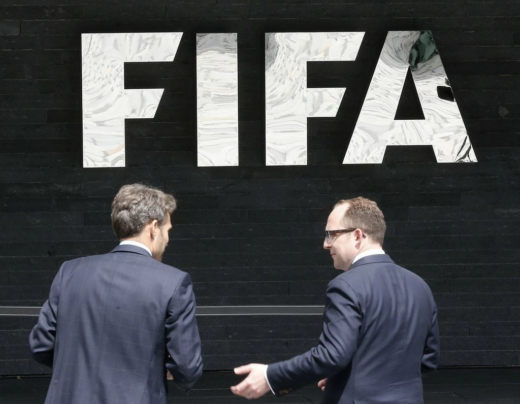 يويفا يوجه إنذاراً قانونياً لـ 18 من مسؤولي الفيفا
