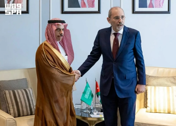 فيصل بن فرحان يبحث مع وزير خارجية الأردن مستجدات غزة