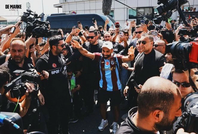 استقبال جماهيري حاشد للنجم محمد صلاح في طرابزون سبور