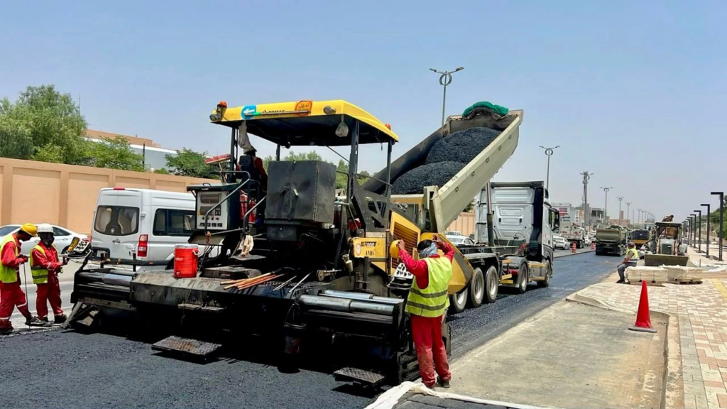 أمانة عسير تواصل تأهيل طريق المحالة بطول 8 كم
