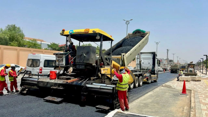 أمانة عسير تواصل تأهيل طريق المحالة بطول 8 كم