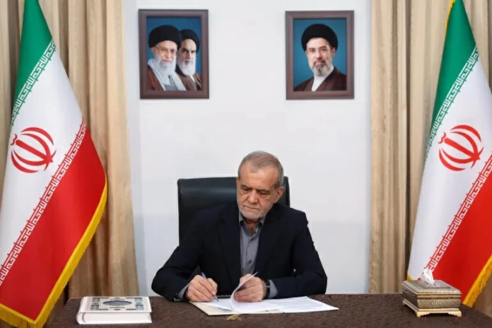 بزشكيان يؤكد صعوبة التواصل مع المرشد مجتبى خامنئي