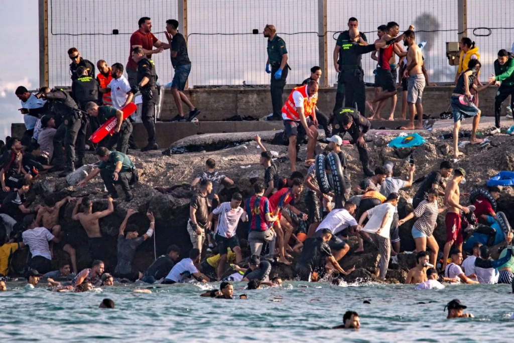 حاكم سبتة: وفاة 100 شخص خلال أزمة الهجرة إلى سبتة