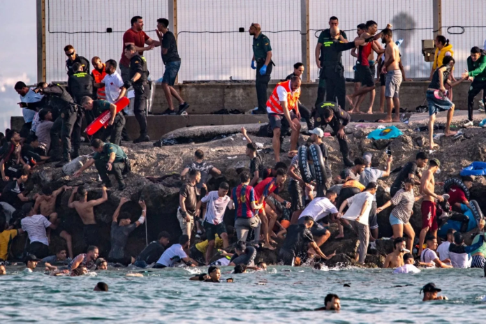 حاكم سبتة: وفاة 100 شخص خلال أزمة الهجرة إلى سبتة