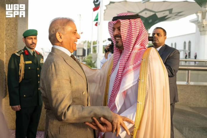 رئيس وزراء باكستان محمد شهباز شريف يصل إلى جدة
