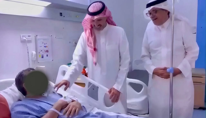 مدير هلال عسير يتفقد مصابي حريق تنومة بمستشفى النماص