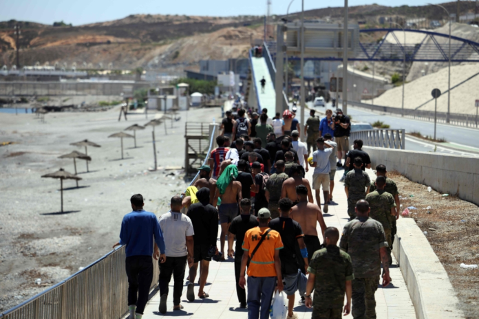 تطورات الهجرة إلى سبتة: عودة 70 ألف مهاجر إلى المغرب