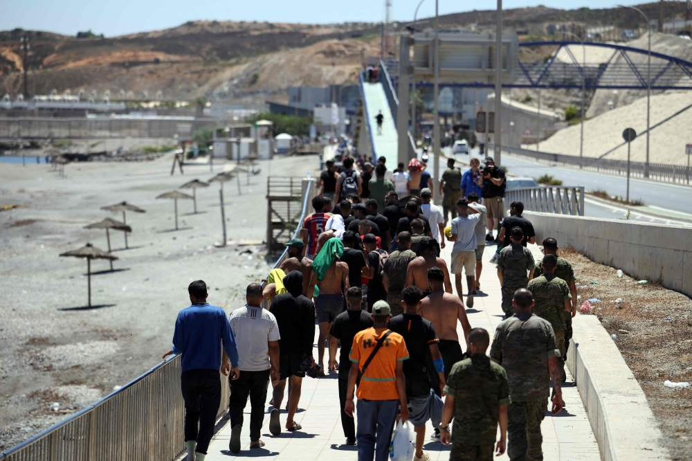 تطورات الهجرة إلى سبتة: عودة 70 ألف مهاجر إلى المغرب